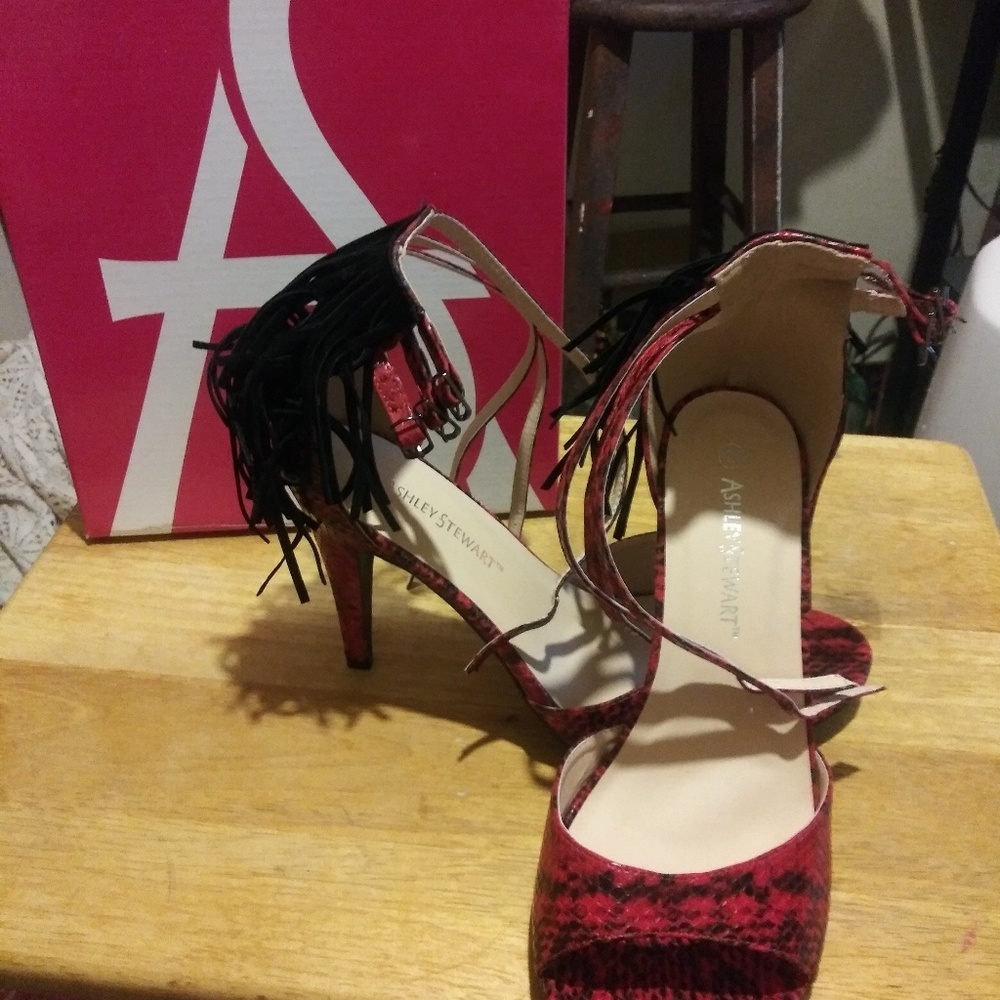 Red/black heeled dress shoes that has never been w